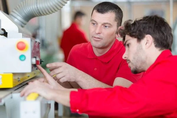 Mannen Observeren Bedienen Machine — Stockfoto