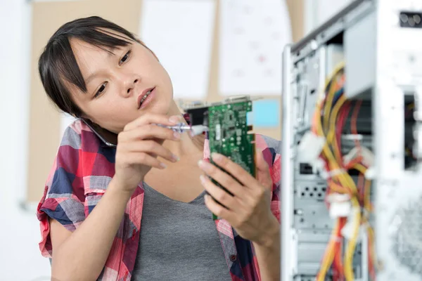 Lachende Vriendelijke Vrouw Operator Monitoring Van Klant Computer — Stockfoto