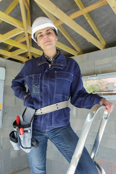 Mulher Construtora Pensando Trabalho Renovação — Fotografia de Stock