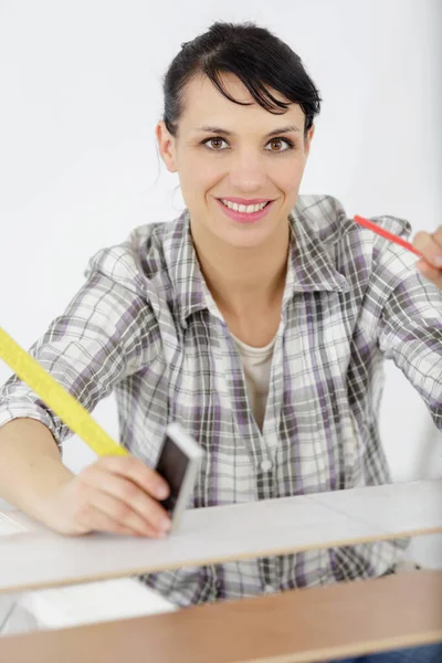 Portret Van Vrouwelijke Timmerman Staand Met Werktuig — Stockfoto