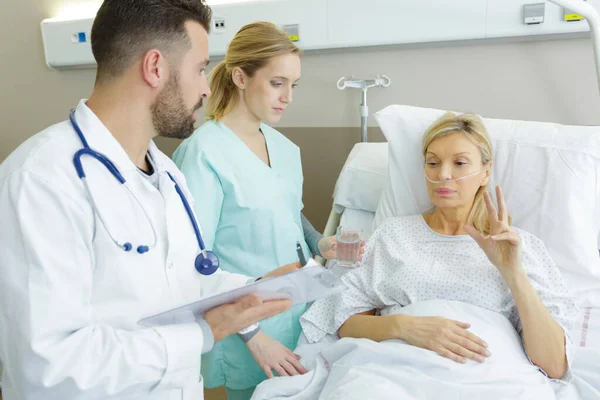 Reunião Equipe Médica Com Mulher Idosa Hospital — Fotografia de Stock