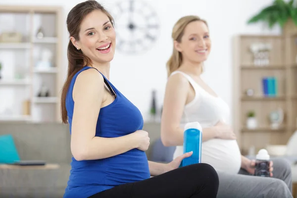 Schwangere Mit Gymnastikbällen Fitnessstudio — Stockfoto