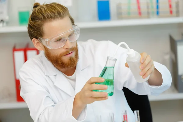 Homem Está Laboratório Procura Uma Solução — Fotografia de Stock