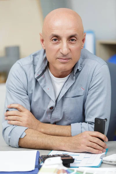 Ocupado Sorrindo Homem Escritório — Fotografia de Stock