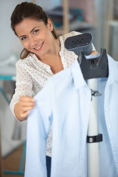 Mulher Usando Vapor Vertical Para Roupas — Fotografia de Stock