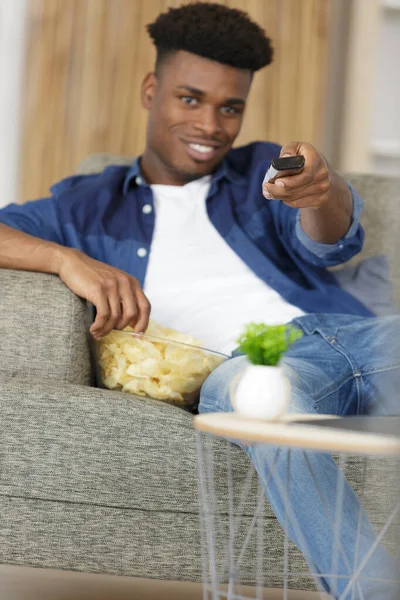 Homme Souriant Assis Sur Canapé — Photo