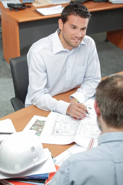 Deux Hommes Réunion Des Plans Sur Table — Photo