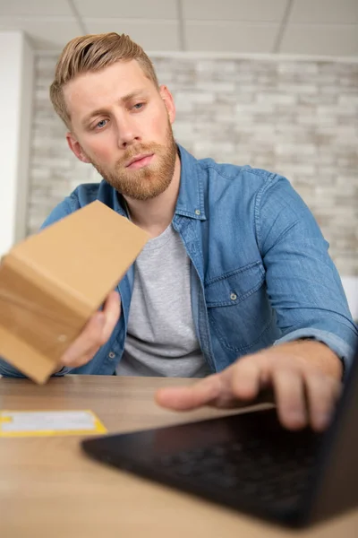 Man Med Bärbar Dator Och Kartong Hemma — Stockfoto