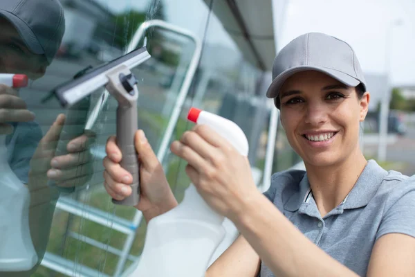 Glückliche Frau Putzt Fenster Mit Lappen Und Spray — Stockfoto