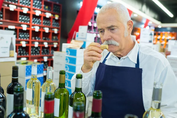 Trabajador Que Huele Corcho Botella Vino — Foto de Stock