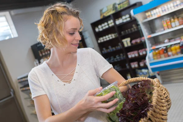 Kobieta Wybierając Warzywa Supermarkecie — Zdjęcie stockowe