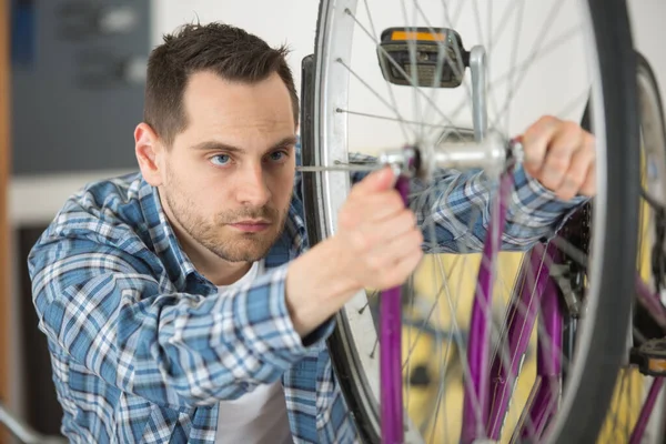 Homem Bicicleta Mecânica Reparação Bicicletas — Fotografia de Stock