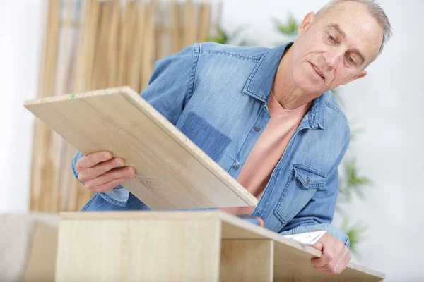 Uomo Anziano Che Occupa Mobili — Foto Stock