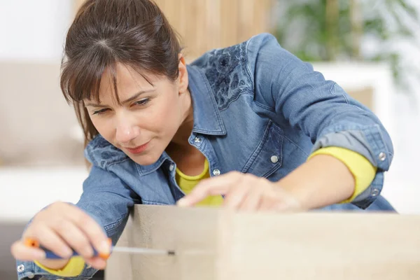 Mulher Montando Móveis Casa Chão — Fotografia de Stock