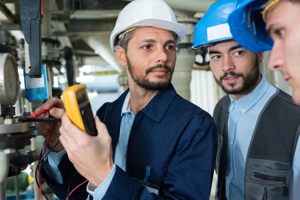 Arbeiter Zeigen Kollegen Das Ergebnis Auf Multimeterleinwand — Stockfoto