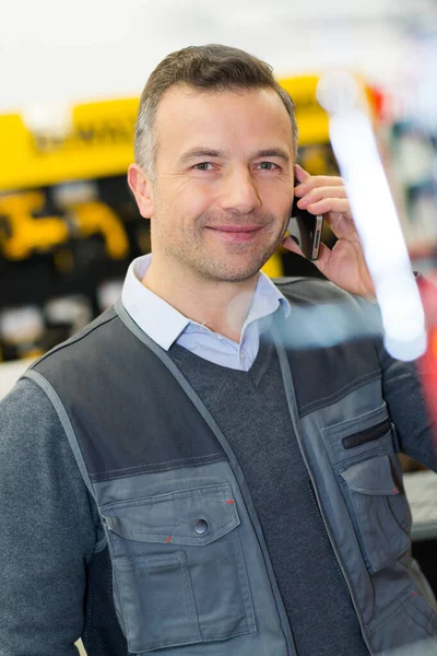 Vulkaniserande Verkstadsarbetare Som Tar Emot Samtal — Stockfoto