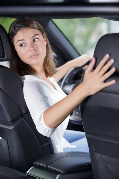 Young Woman Driver Turning Back — Stock Photo, Image