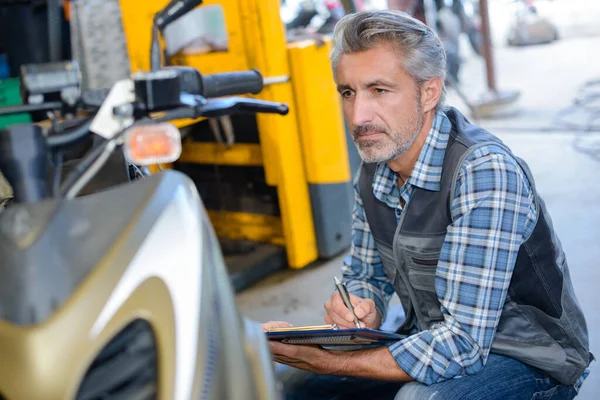 Portret Van Een Monteur Beoordelen Scooter — Stockfoto