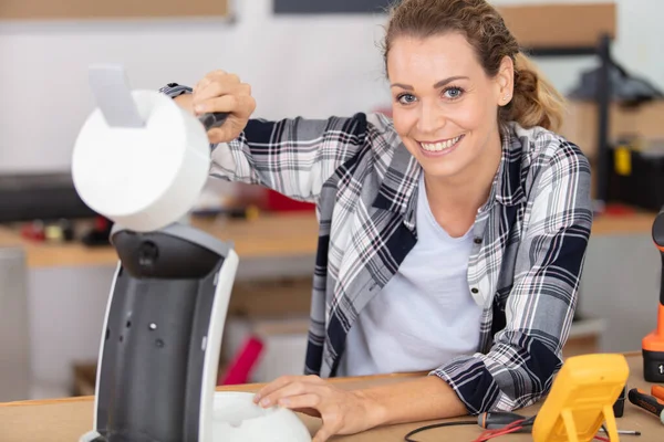 Mulher Está Consertando Máquina Café — Fotografia de Stock