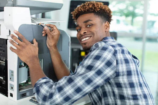 Hombre Concentrado Fijando Una Impresora — Foto de Stock