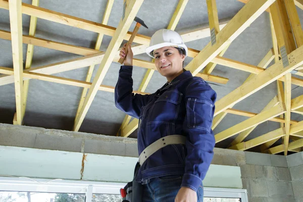 Holzarbeiterin Auf Leiter Mit Hammer — Stockfoto