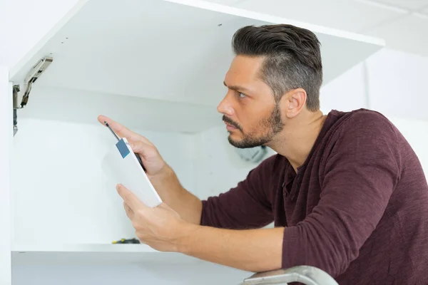 Retrato Del Hombre Haciendo Montaje Muebles — Foto de Stock