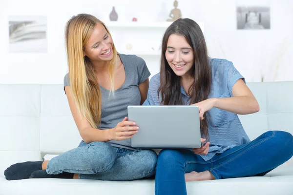 Duas Jovens Amigas Sentadas Sofá — Fotografia de Stock