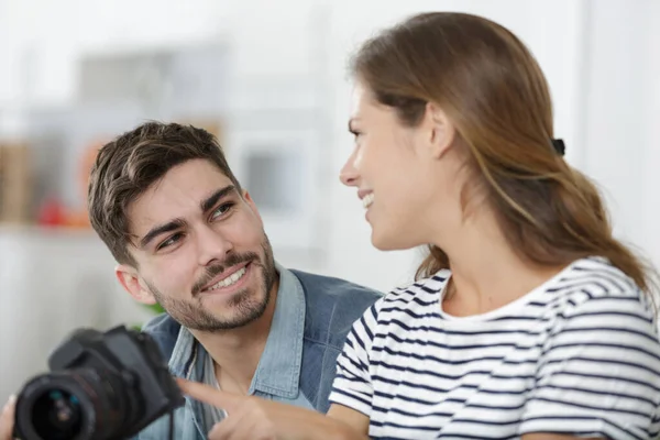 Pareja Casa Relajarse Sofá — Foto de Stock