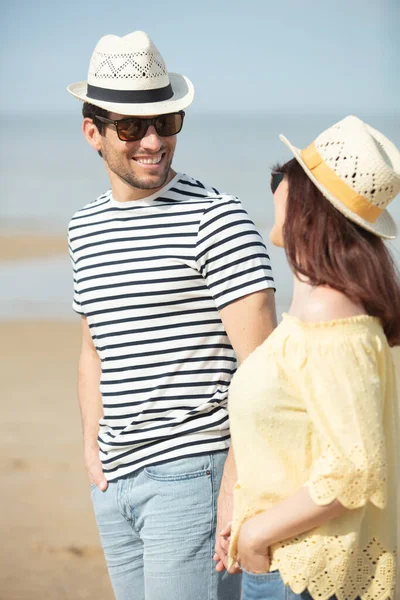 在海滩上散步的浪漫夫妻 — 图库照片