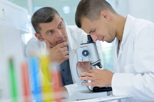 Aprendiz Cientista Com Microscópio — Fotografia de Stock