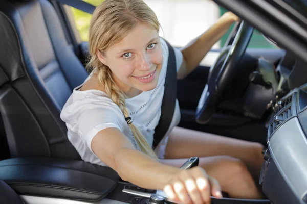 Une Femme Ouvre Porte Voiture — Photo