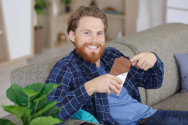 Jovem Comendo Chocolate — Fotografia de Stock