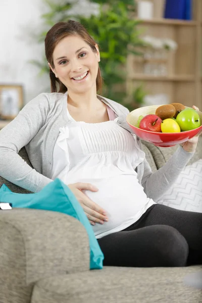妊婦は果物を食べています — ストック写真