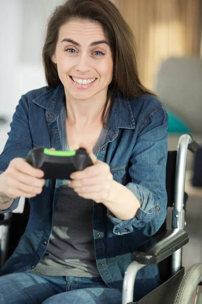 Tekerlekli Sandalyedeki Genç Kadın Evde Bilgisayar Oyunu Oynuyor — Stok fotoğraf