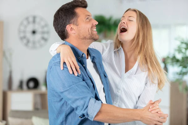 Schattig Paar Dansen Thuis — Stockfoto