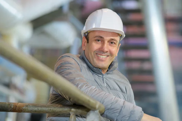 Porträt Eines Glücklichen Arbeiters Der Fabrik — Stockfoto