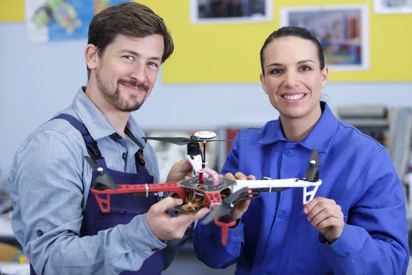 Trabalhadores Masculinos Femininos Construindo Drone — Fotografia de Stock