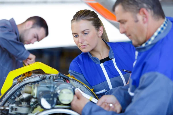 Gruppe Von Personen Bei Der Montage Des Motors — Stockfoto