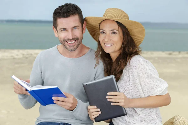 Retrato Feliz Pareja Leyendo Libro Playa Verano — Foto de Stock
