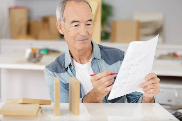 Senior Man Läsa Instruktionsbok — Stockfoto