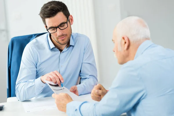 Dos Hombres Reunión Negocios Mirando Papeleo — Foto de Stock