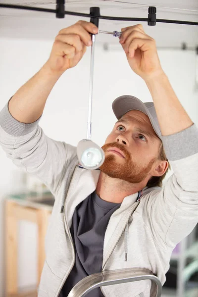 Electricista Masculino Instalando Accesorio Luz Suspendido — Foto de Stock