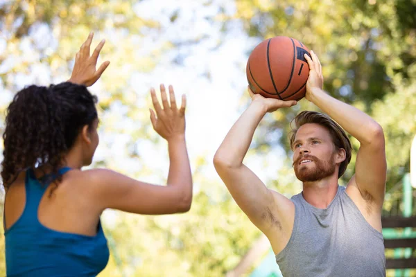 Jovem Casal Atraente Jogar Basquete Uns Contra Outros Livre — Fotografia de Stock