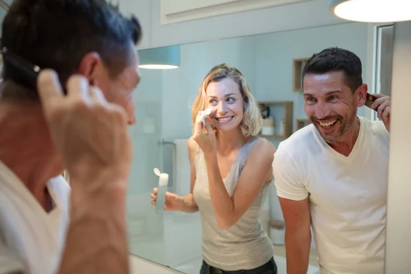 Pretty Couple Standing Front Mirror Bathroom — Stock Photo, Image