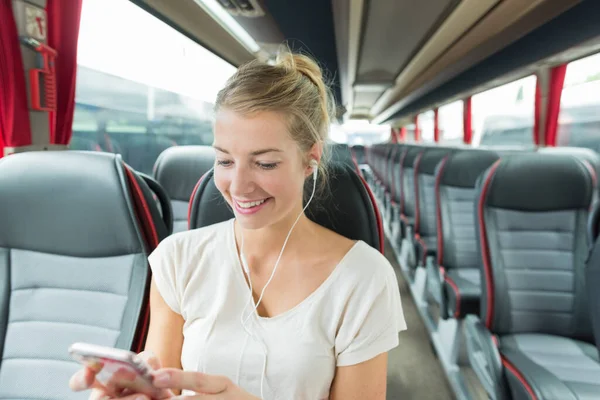 Passeggero Che Utilizza Telefono Durante Viaggio — Foto Stock