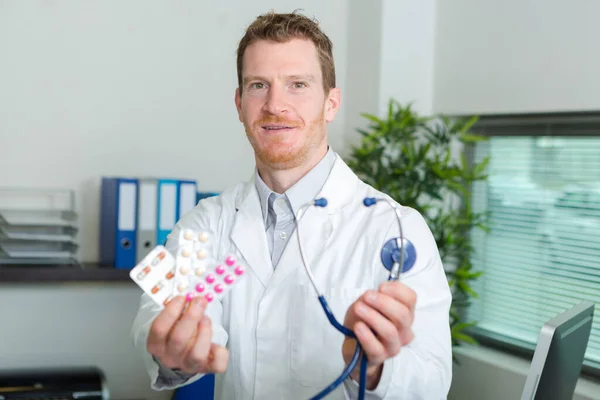 Manlig Läkare Som Håller Stetoskop Och Tablettblister — Stockfoto