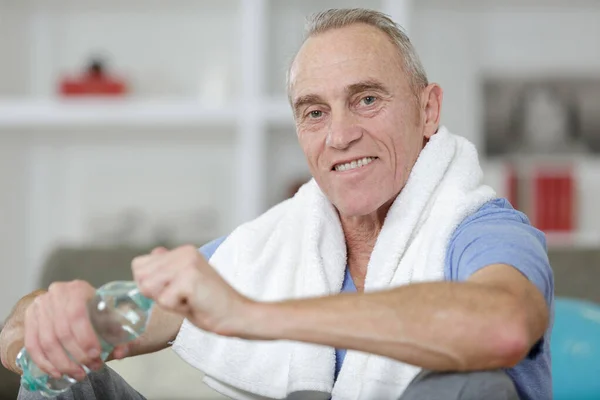 Portret Van Senior Sportman Die Waterfles Binnen Houdt — Stockfoto