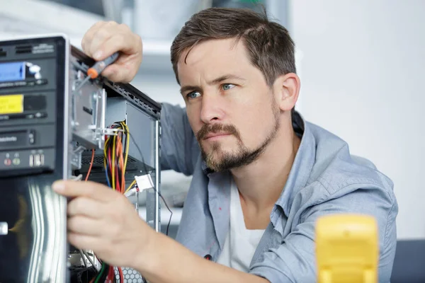 Técnico Masculino Reparando Una Computadora —  Fotos de Stock