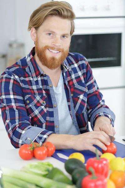 Gelukkige Man Tomaten Aan Het Snijden — Stockfoto