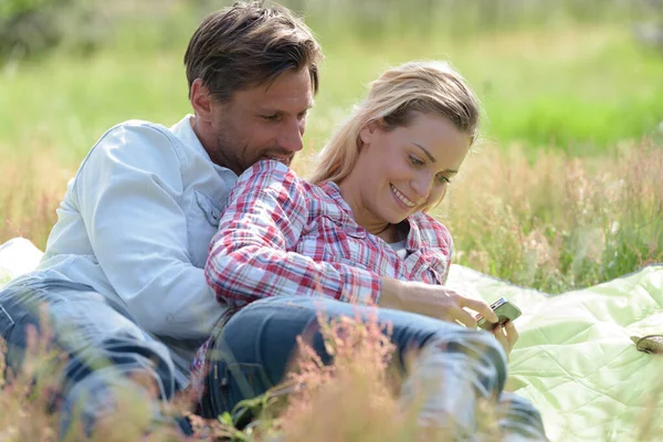 Happy Couple Relaxing While Texting — Stock Photo, Image